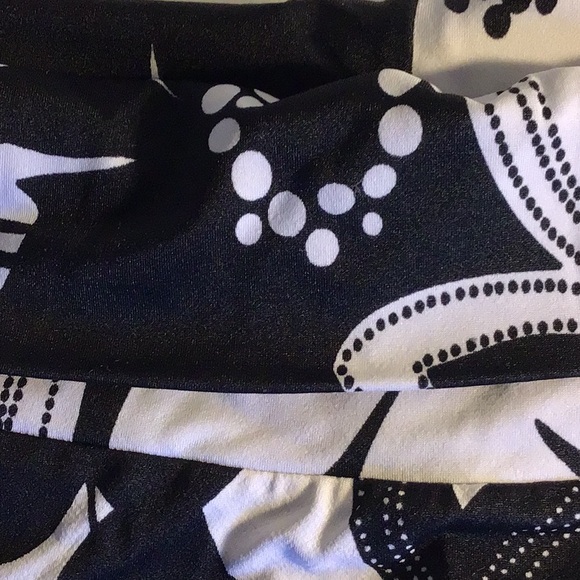 Black & White Hawaiian Beach Cover-Up Skirt🌺🏝️🌊 - Picture 3 of 5